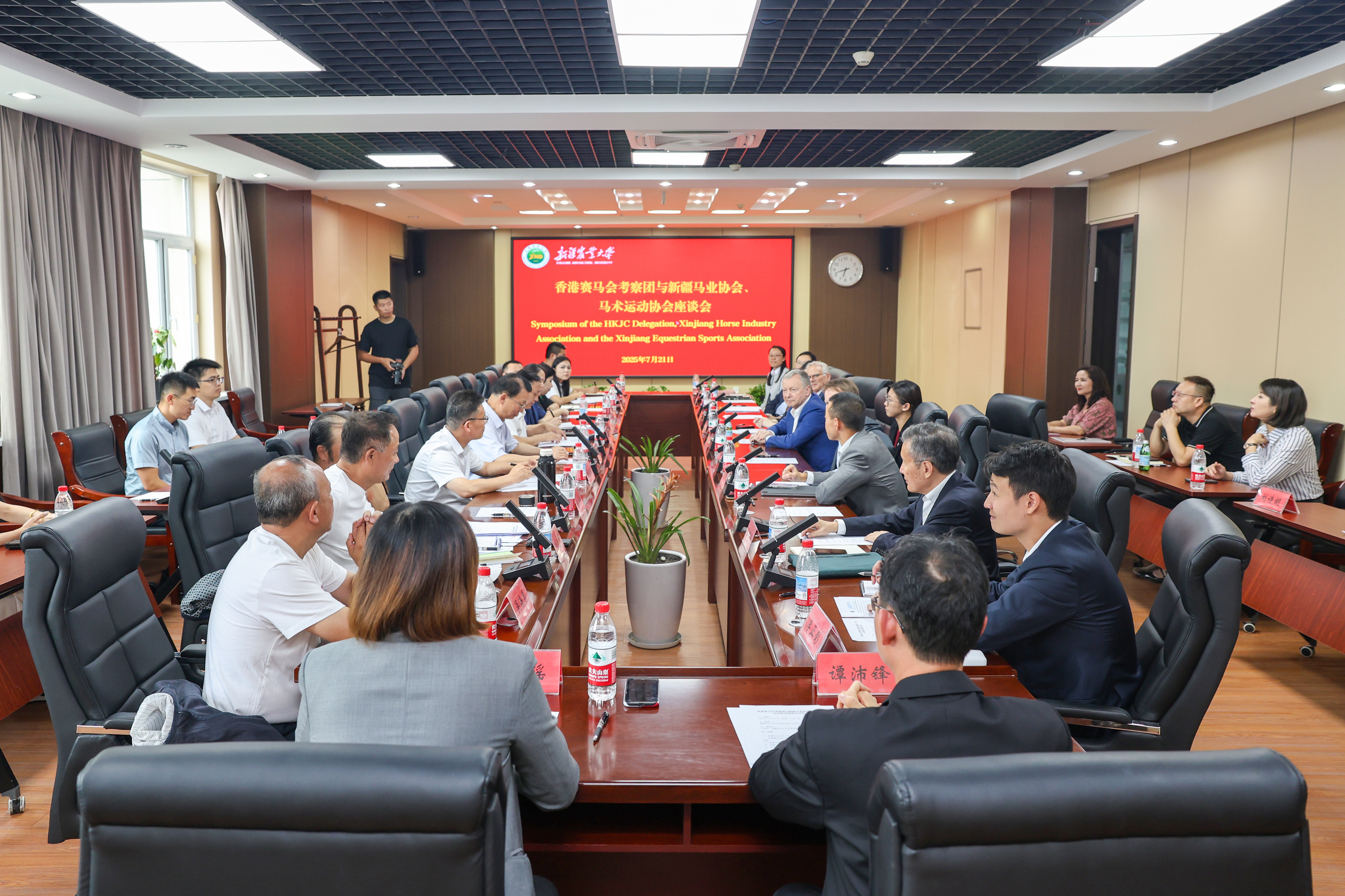 香港赛马会行政总裁应家柏一行来校调研马产业发展情况