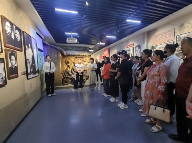 新疆农业大学开展“一路同行首府游·民族团结一家亲”民族团结联谊活动