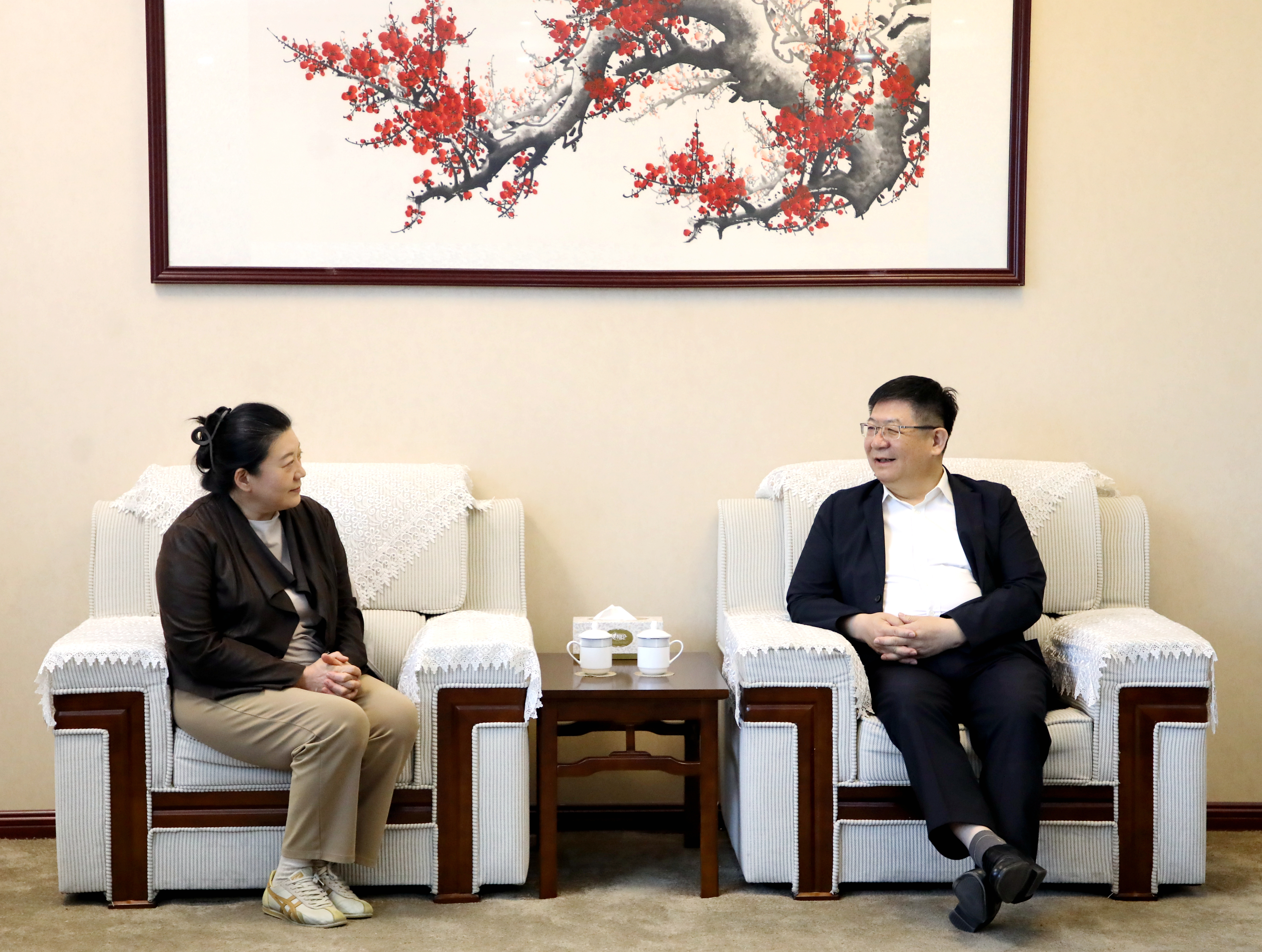 王震将军孙女王京京到访新疆农业大学